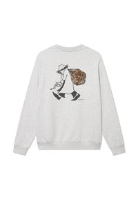 Sudadera gris con un gráfico en negro y marrón de un personaje con una bolsa. Puños y cuello de canalé, textura suave.