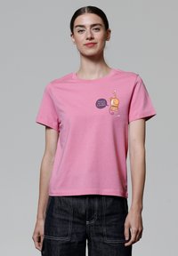 Kurzärmliges, pinkfarbenes Baumwoll-T-Shirt mit einem Grafikdruck eines Eisbechers und Text, runder Ausschnitt und lässiger Schnitt.
