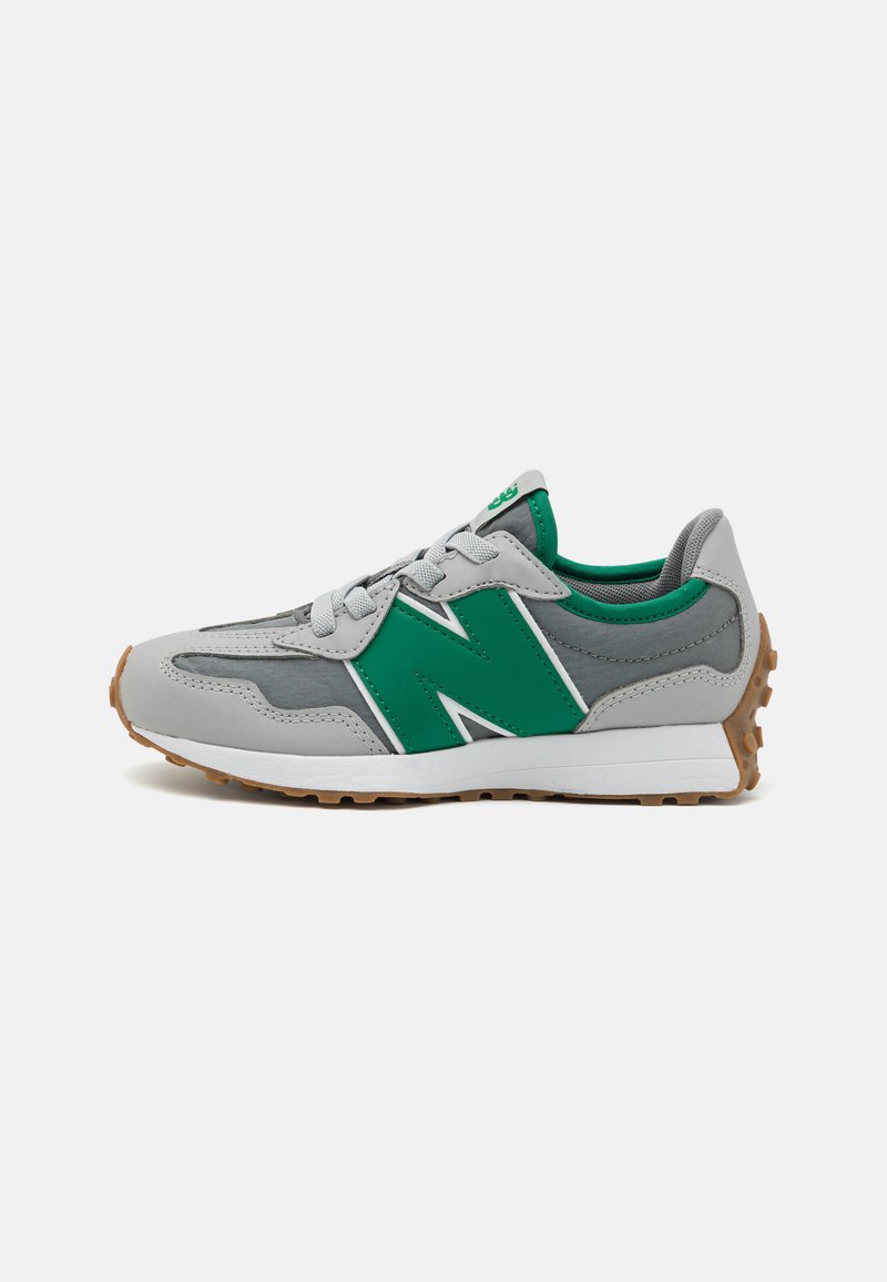 Zapatilla gris con acentos verdes, detalles blancos, superficie texturizada, puntera redonda, suela plana y diseño de cordones. Suela de goma con patrones de tracción.