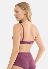 Violetti pitsirintaliivit säädettävillä olkaimilla ja hakasten suljennalla. Rintaliivissä on kukkakuviot ja parina on samansävyiset korkeavyötäröiset alushousut.