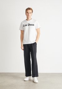 Les Deux CHARLES - Apdrukāts T-krekls - white/black