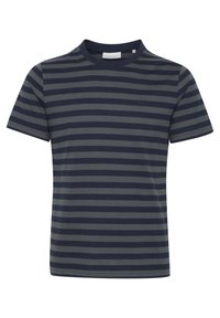 Pruhované tričko vyrobené z měkké bavlny, s tmavě námořnickými a šedými horizontálními pruhy, krátkými rukávy a designem s kulatým výstřihem. Malý akcent loga.