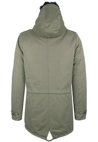 Parka verte avec capuche bordée de fourrure, présentant une coupe droite, des manches longues, des poignets à boutons et un ourlet arrière légèrement allongé.