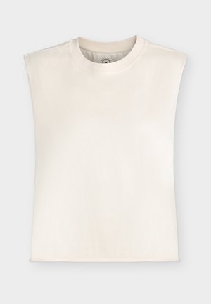 Haut beige sans manches à col rond avec larges épaules rembourrées, design simple et texture de tissu lisse.