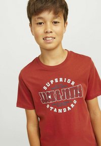 Jack & Jones Junior JJELOGO TEE O-NECK JNR - Apdrukāts T-krekls - red ochre