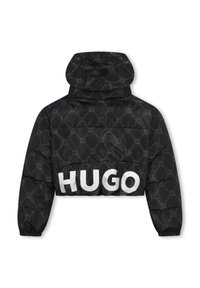 Veste doudoune noire courte avec capuche, présentant un motif logo répétitif et un texte "HUGO" audacieux en blanc au dos.