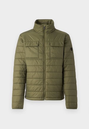 Olivovo zelená vypchaná bunda s vysokým golierom, dvoma náprsními vreckami a vertikálnym prešívaním. Zapínanie na zips a logo na rukáve.