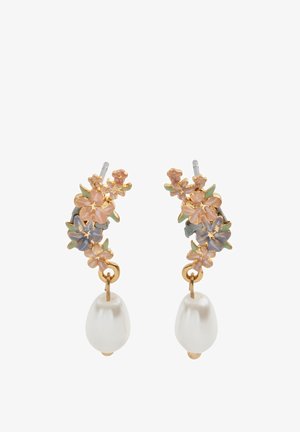 Boucles d'oreilles en doré ornées d'accents floraux colorés avec des pétales rose clair et bleu. Chaque boucle d'oreille est agrémentée d'une goutte de perle blanche.