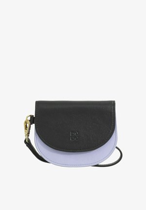Bolso de piel cruzado compacto en negro y lavanda. Diseño de solapa redondeada con un clip dorado, que presenta texturas suaves y un branding sutil.
