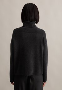 Dunkelgrauer Strickpullover mit hohem Kragen, lockerer Passform und langen Ärmeln. Weicher Stoff und minimalistisches Design mit einem klaren, nahtlosen Rücken.
