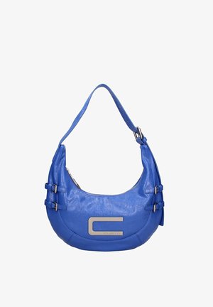 Blauwe leren handtas met een gebogen vorm, twee zijgespen en een metalen logoaccent. Glad textuur met een ritsluiting.