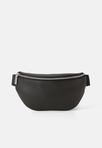 Marsupio in pelle nera con superficie testurizzata, forma curva, cerniera argentata e tracolla regolabile. Branding minimale visibile.