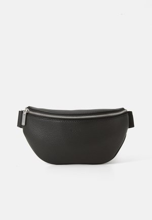 Juodas odinis fanny pack'as su tekstūruota paviršiumi, kreiptu formatu, sidabriniu užtrauktuku ir reguliuojamu dirželiu. Minimalus prekės ženklo matomumas.