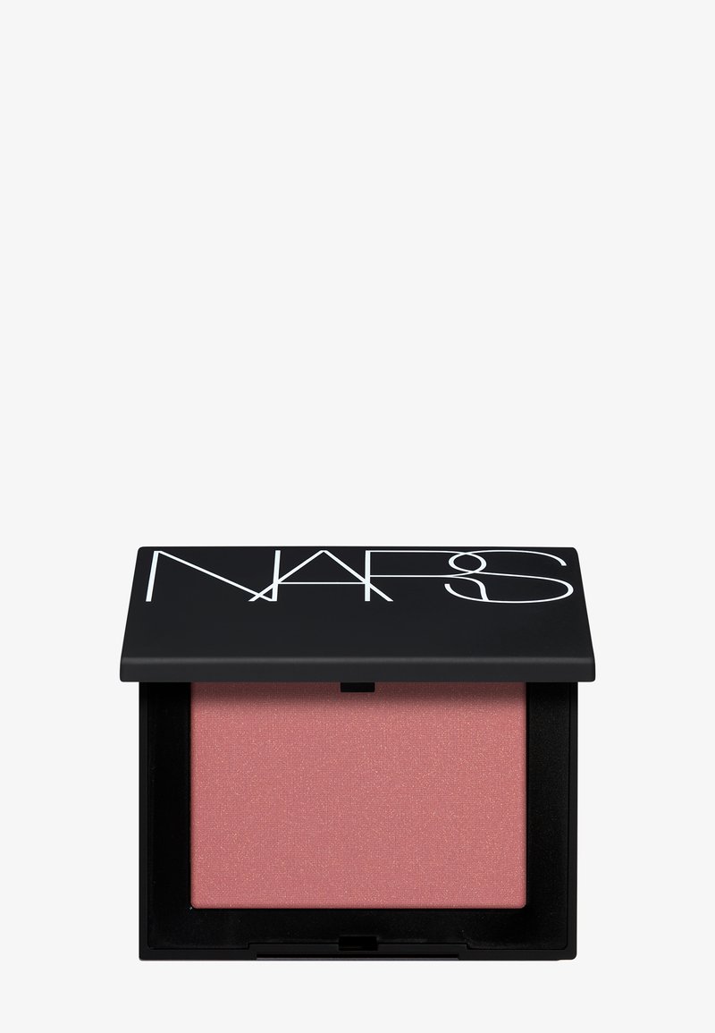 Boîtier compact noir ouvert avec le logo NARS contenant un blush poudre rose sur fond blanc uni.