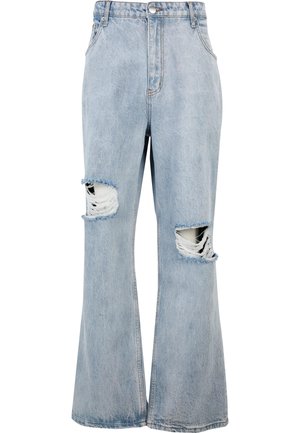 Lyseblå høytlivs denimjeans med vide ben og tydelige slitte hull på begge knær, frynsete kanter rundt hullene.