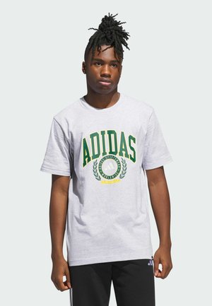 Grå bomulds T-shirt med et grønt og gult "ADIDAS" logo og laurbærgrafik på fronten. Korte ærmer og rund halsudskæring.