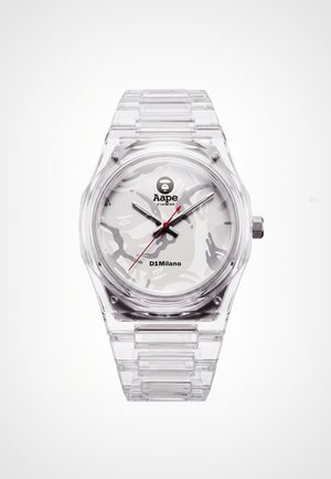 Montre-bracelet transparente avec un cadran blanc à motif camouflage, aiguilles noires des heures et des minutes, trotteuse rouge, et logos Aape et D1 Milano.