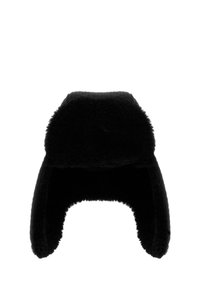 Czarna czapka myśliwska podszyta futrem, z nausznikami i zaokrąglonym wierzchołkiem, charakteryzująca się miękką fakturą i pluszowym wykończeniem, zapewniającym ciepło i wygodę.