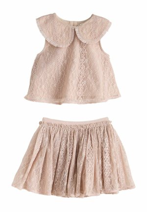 Top roz fără mâneci din dantelă, cu guler Peter Pan cu volane și fustă asortată din dantelă adunată cu modele florale.