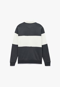 Crewneck-Sweatshirt in Dunkelgrau und Weiß. Verfügt über ein auffälliges horizontales Streifenmuster, weichen Stofftextur und gerippte Bündchen und Saum.