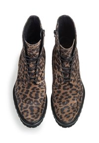 Botines de ante con estampado de leopardo, con cordones lisos negros y suelas de goma negra. Presentan un cierre de cremallera en el lateral y tela texturizada.