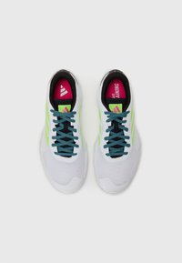 Witte sport schoenen met ademend mesh, teal veters en levendige groene accenten. Beschikt over een zwarte binnenvoering en een roze logo binnenzool.
