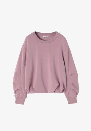 Rózsaszín pulóver, puha anyagból készült, laza szabású, ejtett vállakkal és ráncolt részletekkel az ujjaknál és az alsó szegélynél.