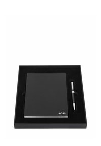 Carnet en cuir noir avec le logo "BOSS" et stylo noir assorti dans une boîte de présentation noire avec emplacements personnalisés.