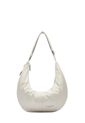 Kurierte weiße Lederhandtasche mit breitem Tragegurt, glatter Textur und dezentem Logo-Detail am Boden. Verfügt über einen Reißverschluss.