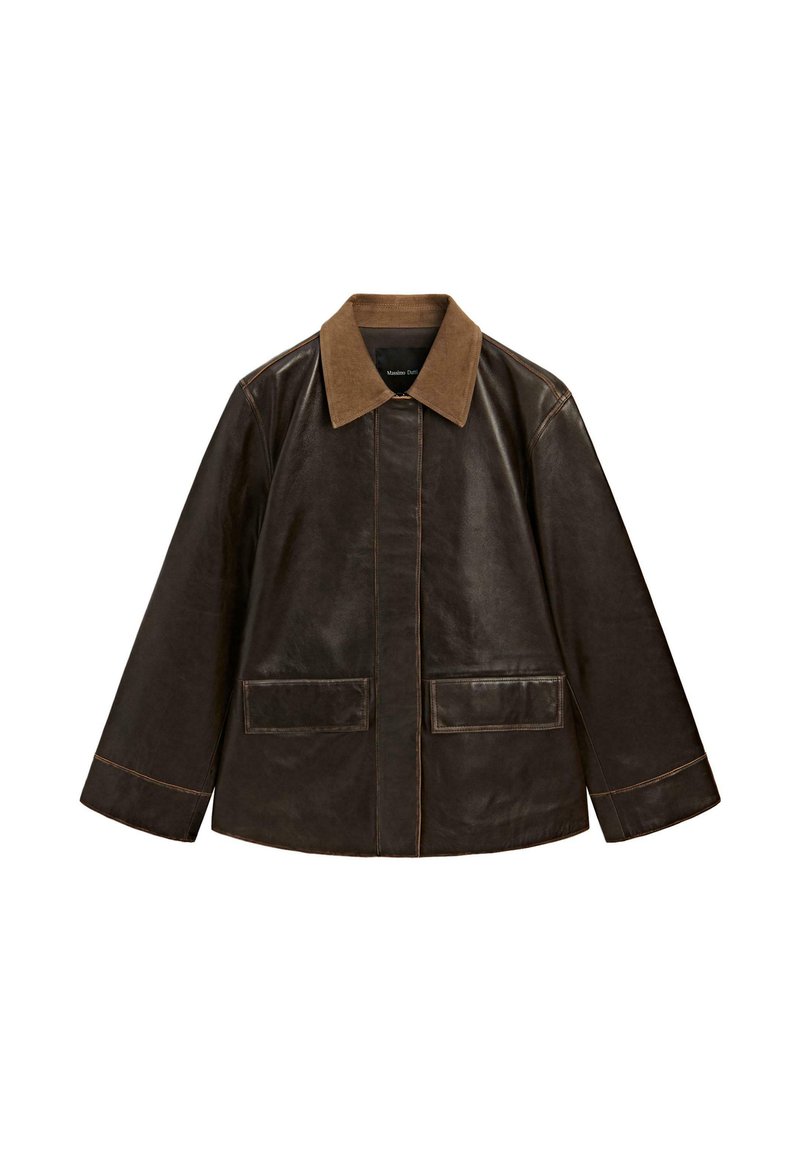 Brązowa skórzana kurtka z beżowym kołnierzem z kordurowej tkaniny, dwoma przednimi kieszeniami i widocznymi detalami szwów. Luźny krój z długimi rękawami.