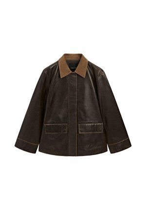 Giacca di pelle marrone con colletto in corduroy beige, due tasche frontali e dettagli di cucitura in vista. Fit rilassato con maniche lunghe.