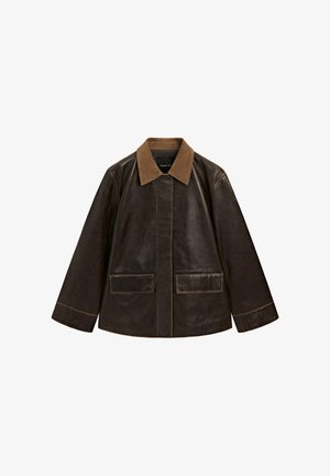 Brun læderjakke med en tan kordfløjlskrave, to forreste lommer og synlige sydetaljer. Løs pasform med lange ærmer.