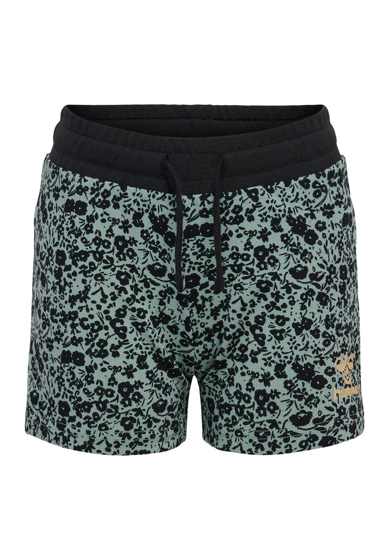 Blommönstrade shorts i grönt med svarta blommor. Har en svart elastisk midja och dragsko, samt en guldlogotyp som accent.