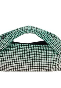 Borsa nera con design a rete, caratterizzata da strass turchesi e una maniglia arrotondata. Forma liscia e strutturata con texture dettagliata.