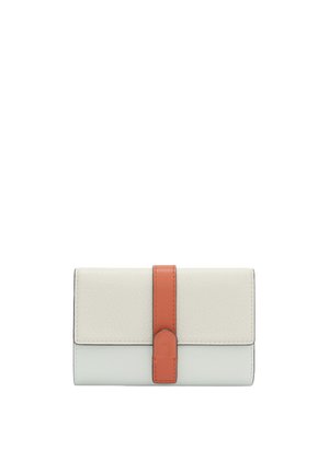 Wallet aus strukturiertem weißen Leder mit einem glatten orangefarbenen Riemen und Hardware. Rechteckige Form mit Druckverschluss.