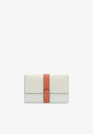Portafoglio realizzato in pelle bianca texturizzata con una morbida striscia arancione e accessori. Forma rettangolare con chiusura a scatto.