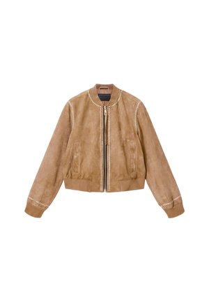 Chaqueta bomber de ante marrón claro con cremallera frontal, bolsillos laterales, puños y bajo acanalados, y detalles cosidos en blanco a lo largo de las costuras.