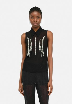 Blusa nera senza maniche con colletto classico, caratterizzata da decorazioni di perline in motivi verticali sulla parte frontale. Tessuto liscio e leggero.