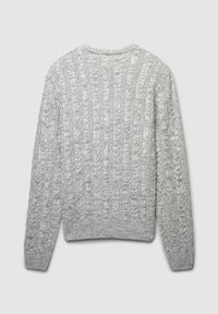 Szary, dziany sweter z teksturowanym wzorem w warkocze, z prążkowanymi mankietami i dołem, z okrągłym dekoltem i długimi rękawami. Wyświetlony widok z tyłu.