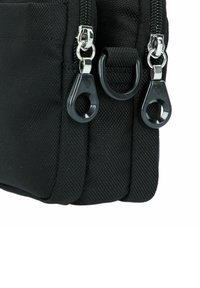 Borsa in tessuto nera con chiusure a doppia cerniera in metallo, un'asola in tessuto e una finitura leggermente testurizzata. Forma compatta e rettangolare.