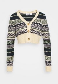 Kort stickad cardigan i krämfärgad, marinblå och grön, med ett Fair Isle-mönster, V-hals och tre stora knappar fram.