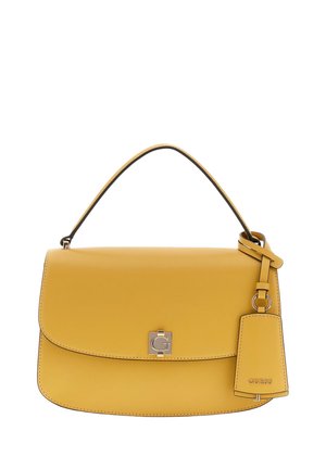 Sac à main en cuir jaune avec poignée supérieure, fermeture à rabat, logo métallique "G" et étiquette attachée embossée "GUESS".