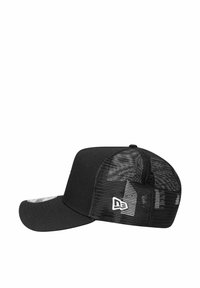 Schwarze Trucker-Cap mit solidem Frontpanel und Netzrücken, einem gebogenen Schirm und einem weißen Logo an der Seite.