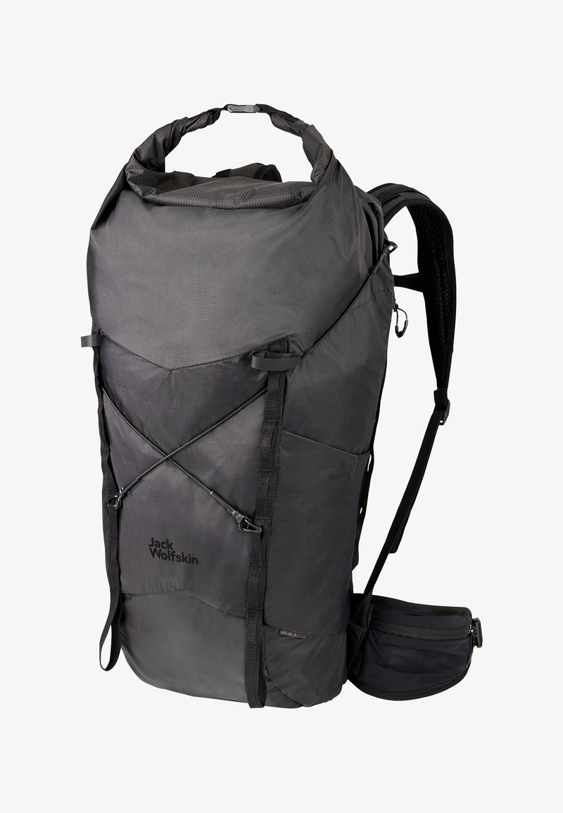 Zwarte rugzak met een oprol ontwerp, gemaakt van duurzaam materiaal. Beschikt over verstelbare banden, een mesh achterkant en externe ritszakken.