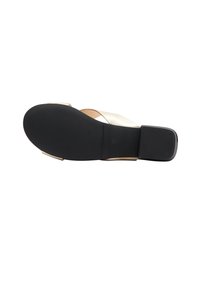 Flad sandal med en sort gummisål, metallisk guld krydsremme og en glat tekstur. Kvadratisk hæl-accent i sort. Størrelse markeret 38.