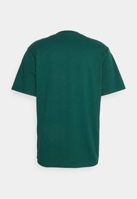 Camiseta de manga corta verde oscuro mostrada desde la parte de atrás sobre un fondo blanco liso.