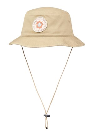 Beżowy kapelusz typu bucket z regulowanym paskiem pod brodą i okrągłą naszywką z grafiką słońca oraz napisem „Billabong Feeling Free Since '73“.