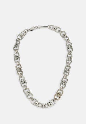 Collana in argento con catena caratterizzata da anelli metallici intrecciati, di diverse forme e dimensioni, con un accento di anello dorato. Finitura lucida, chiusura a gancio.