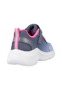 Zapatilla deportiva azul con parte superior de textil gris y acentos rosas. Presenta una suela de goma blanca, correa de velcro y diseño texturizado en la parte trasera.