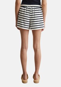 Gestreepte, zachte stofshorts met een elastische tailleband. Kenmerken zijn horizontale marineblauwe en witte strepen, een relaxte pasvorm en een lengte tot halverwege de bovenbenen.